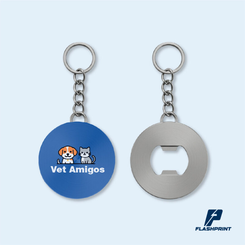 alt="llavero metálico personalizado con destapador y logotipo grabado"