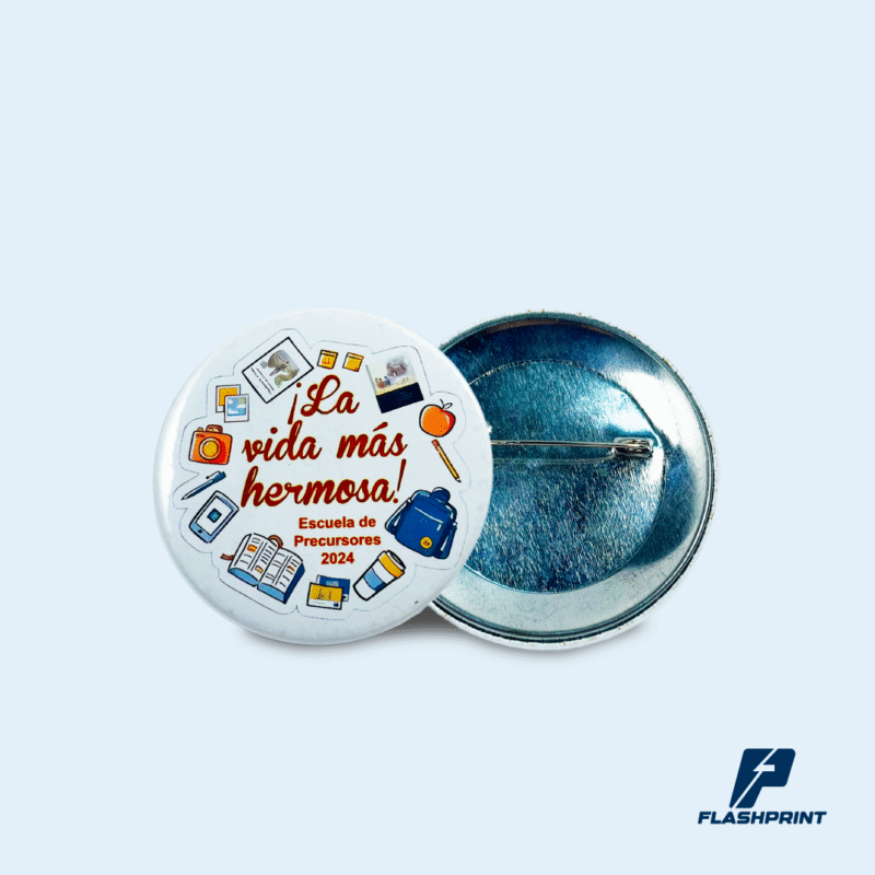 alt="Pin metálico personalizado con logotipo, ideal para merchandising y eventos"