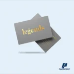 alt="Tarjeta personalizada con acabado metálico y corte troquelado, sobre fondo elegante"