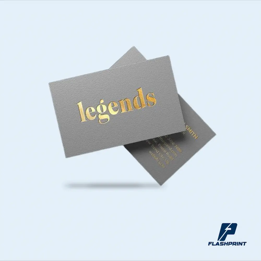 tarjetas publicitarias alt="Tarjeta personalizada con acabado metálico y corte troquelado, sobre fondo elegante"