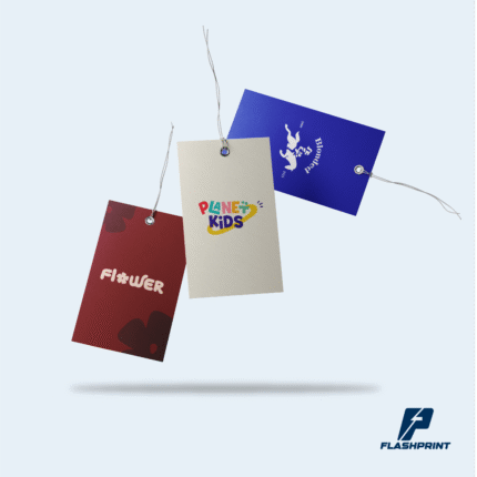 alt="Hang tag personalizado colgado en prenda de vestir con diseño a full color"