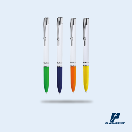alt="lapiceros plásticos con cuerpo blanco, detalles metálicos y parte inferior a color, tinta azul"