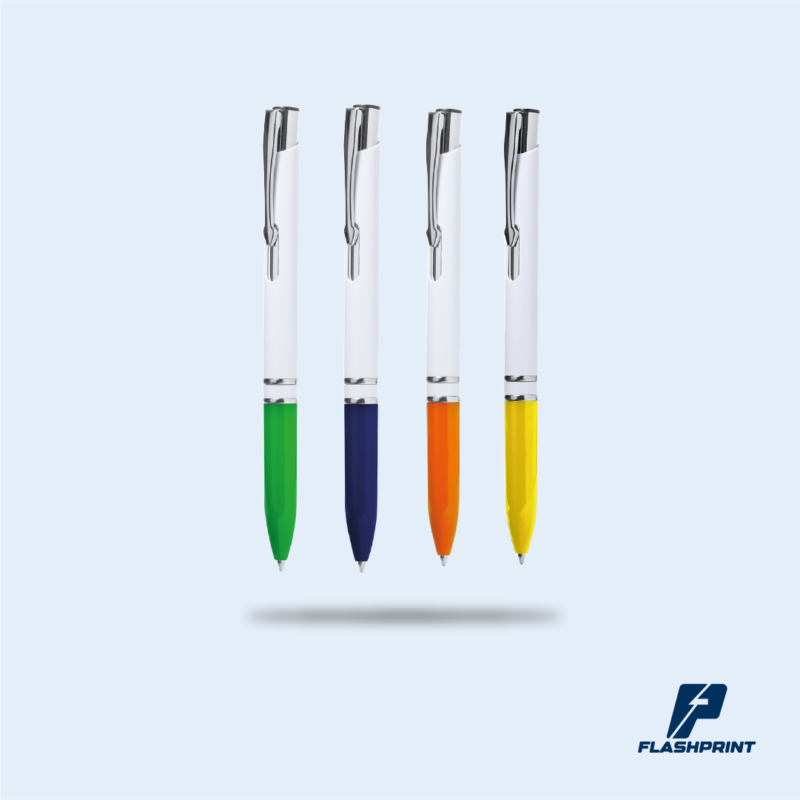 alt="lapiceros plásticos con cuerpo blanco, detalles metálicos y parte inferior a color, tinta azul"