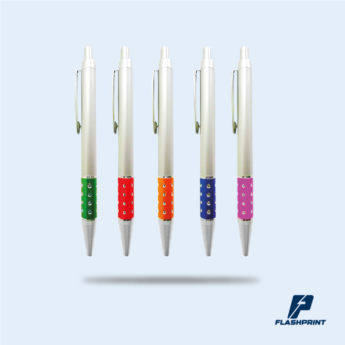 alt="lapiceros metálicos plateados con grip antideslizante a color y puntos metálicos decorativos, ideales para merchandising corporativo"