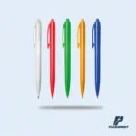 alt="Lapicero delgado de plástico con impresión full color. Ideal para promociones llamativas, ligero, con clip lateral y tinta azul"