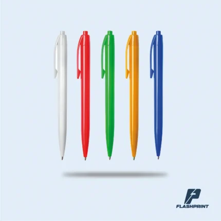 alt="Lapicero delgado de plástico con impresión full color. Ideal para promociones llamativas, ligero, con clip lateral y tinta azul"