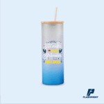 alt="Vaso skinny de vidrio 17oz con tapa de bambú natural, reutilizable, resistente y personalizable con sublimación o vinilo. Perfecto para bebidas frías y regalos ecológicos."