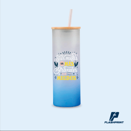 alt="Vaso skinny de vidrio 17oz con tapa de bambú natural, reutilizable, resistente y personalizable con sublimación o vinilo. Perfecto para bebidas frías y regalos ecológicos."