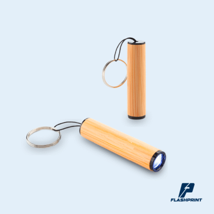 alt="Llavero de bambú con linterna LED, ecológico, resistente y personalizable con tu logo. Ideal para regalos corporativos y promociones sostenibles"