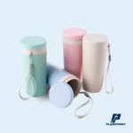 alt="Mug ecológico de fibra de trigo 350 ml en colores rosado, natural, turquesa y verde – diseño reutilizable y sostenible"