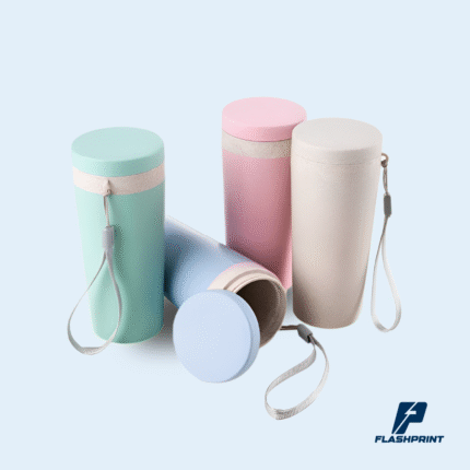 alt="Mug ecológico de fibra de trigo 350 ml en colores rosado, natural, turquesa y verde – diseño reutilizable y sostenible"