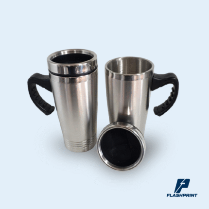 alt="Mug de acero inoxidable con asa negra, capacidad 450 ml, totalmente metálico por dentro y por fuera"
