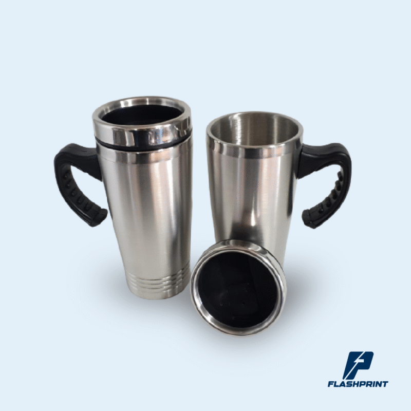 alt="Mug de acero inoxidable con asa negra, capacidad 450 ml, totalmente metálico por dentro y por fuera"